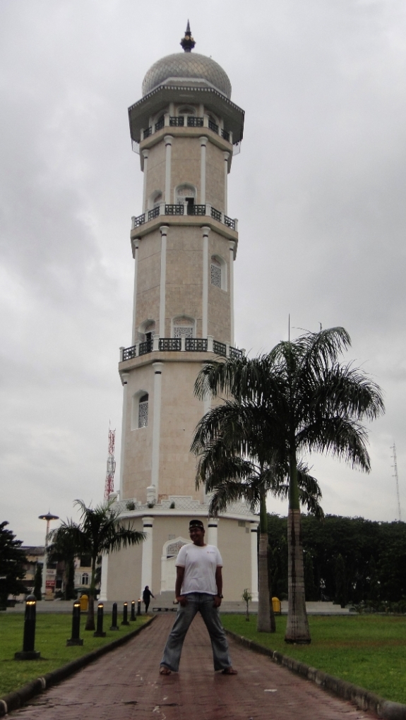 Berpose di Masjid Raya Baiturrahman