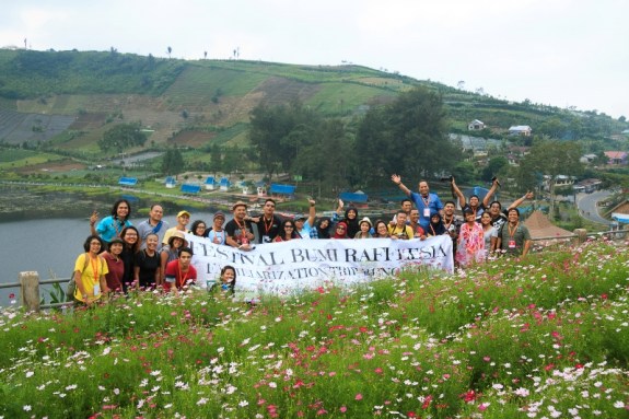 Kakak Blogger Bunga Nusantara (KBBN) berpose di danau Mas Harun Bastari 