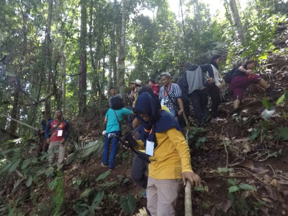 Trekking di antara tebing curam 
