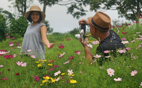 Fotografer juga harus bisa berpose lho 
