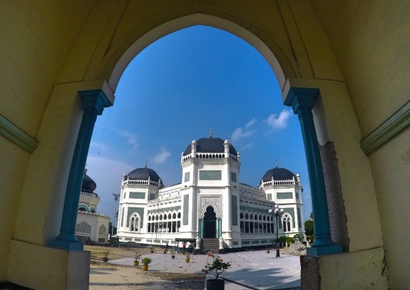  Megahnya pintu gerbang Masjid Raya Al - Mashun 