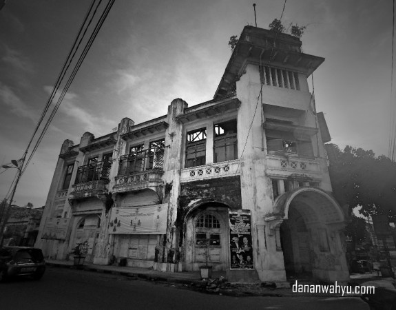 Warren Huis - Supermarket pertama di kota Medan 