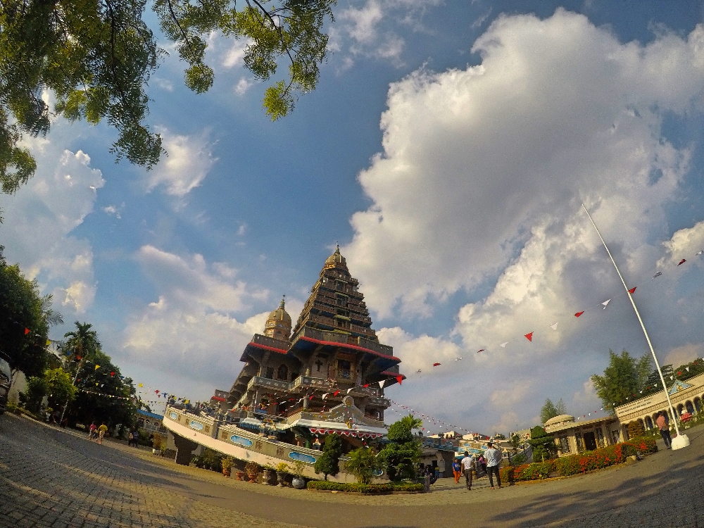 Gereja Kuil Graha Bunda Maria Annai Velangkanni, gereja bergaya kuil Hindu di kota Medan