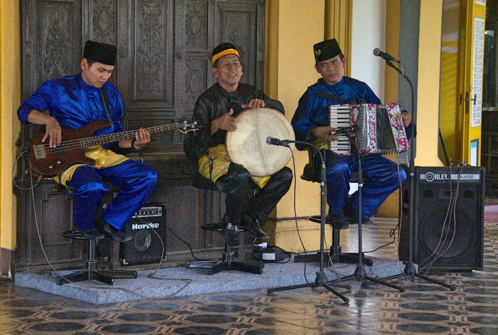 Atraksi dendang Melayu di Istana Maimum setiap hari Minggu