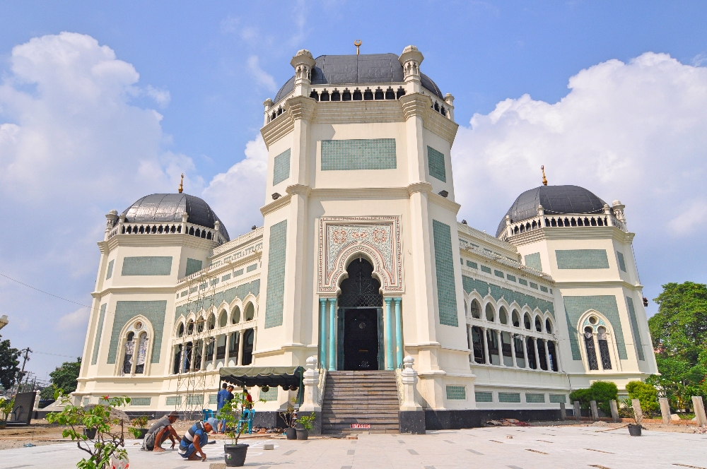 Masjid Raya Al - Mashun sedang direnovasi