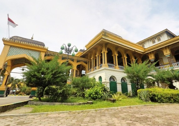 Istana Maimun peninggalan Kesultanan Deli Melayu 