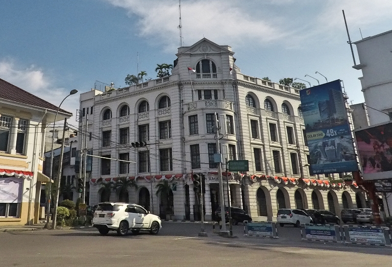 Gedung Losum (London Sumatra) , gedung pertama di Sumatra yang menggunakan lift