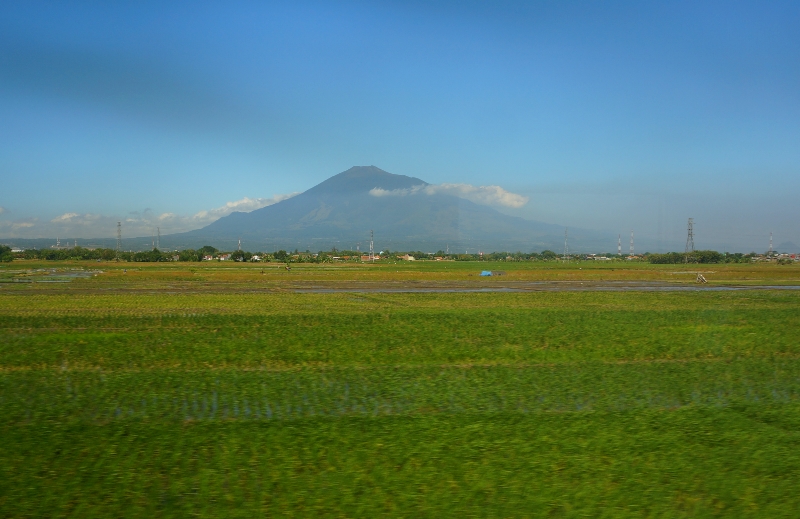 Pemandangan gunung Cermai dari kereta api 