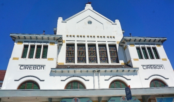 Stasiun Cirebon dengan langit biru dan lima matahari 