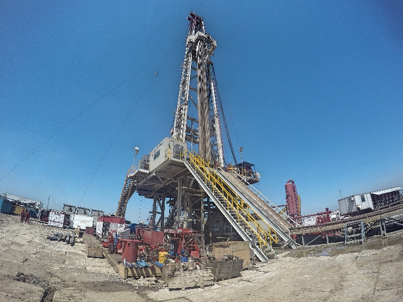 Rig yang akan menarik minyak bumi dari perut bumi 