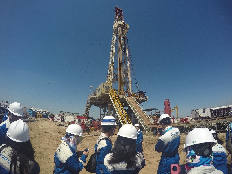 Para blogger asik berpose di depan rig 