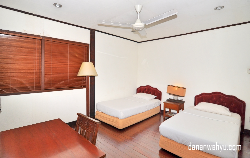Kamar tidur dengan dua ranjang bisa menjadi kamar anak-anak 