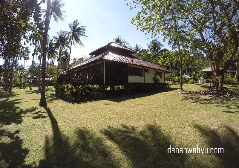 Halaman belakang resor langsung menuju pantai 