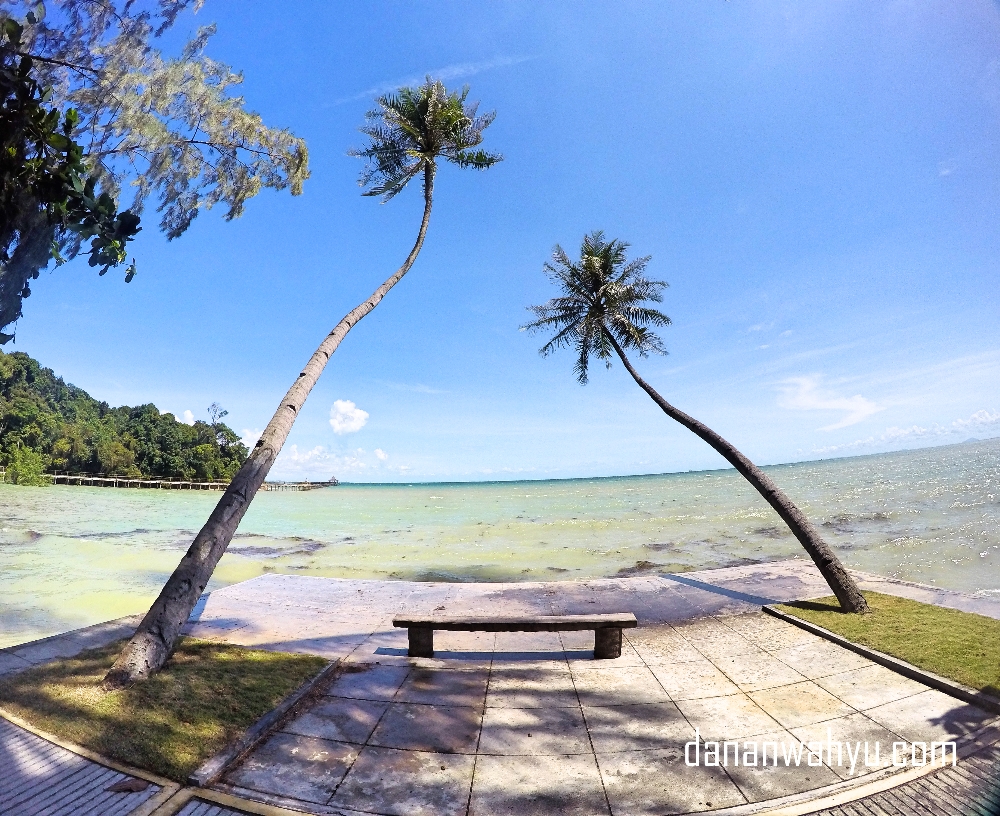 Pantai agak kotor karena sedang musim angin utara 
