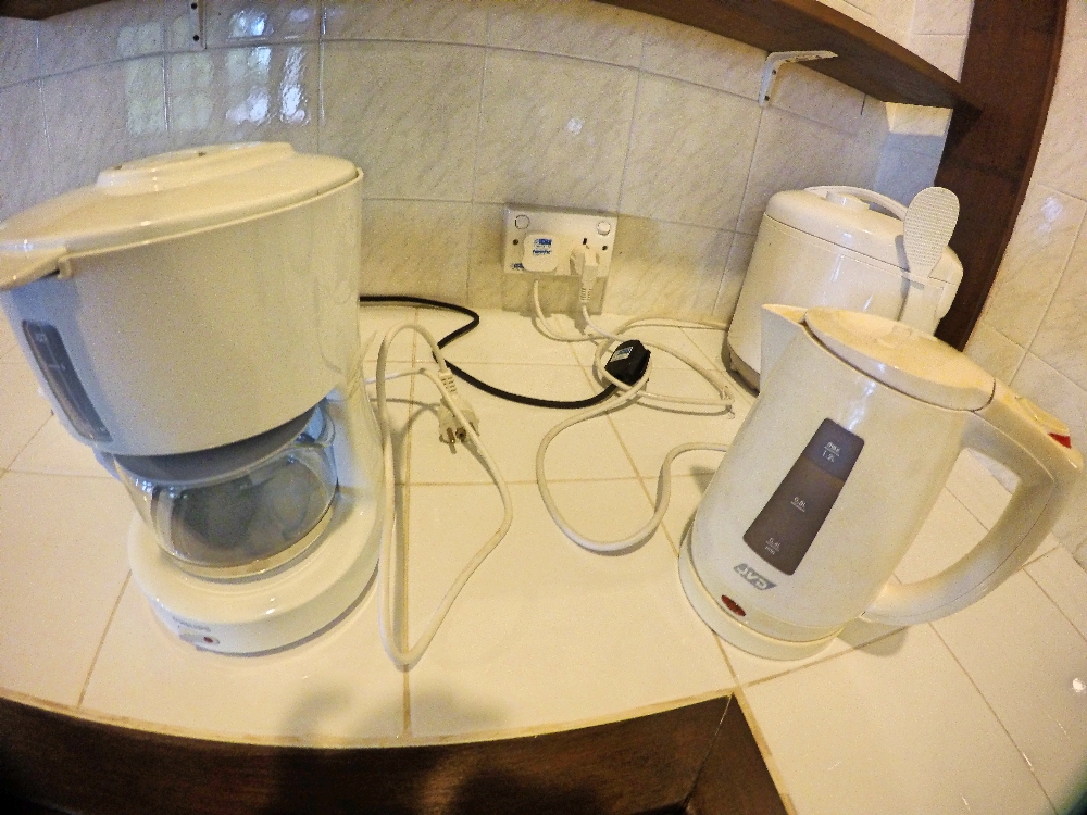 Tak hanya peralatan masak dan kompor saja yang tersedia di dapur 