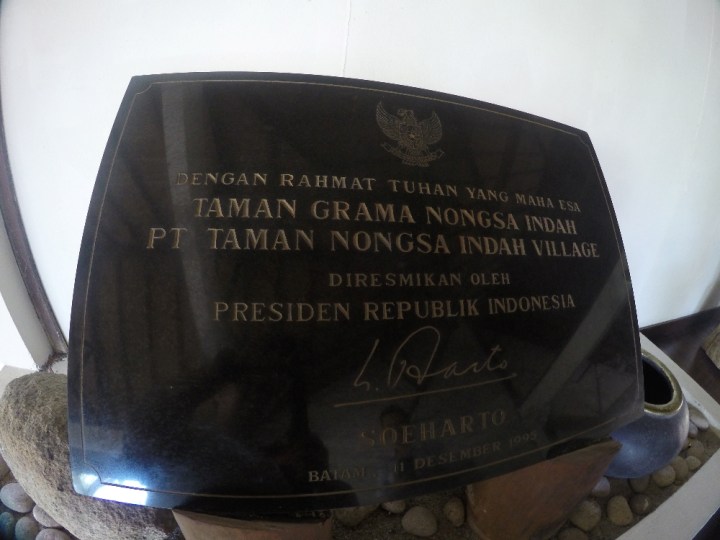 Prasasti salah satu resor di Nongsa ditandatangani oleh presiden Soeharto tahun 1995.