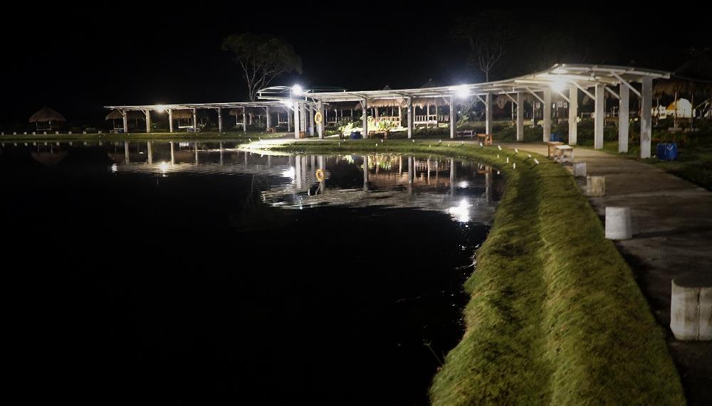 Suasana malam di Taman Pemancingan Poyotomo 