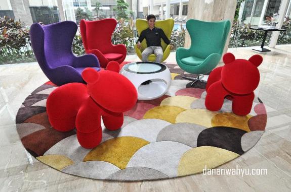 Serunya sofa warna warni Aston Batam Hotel & Residence