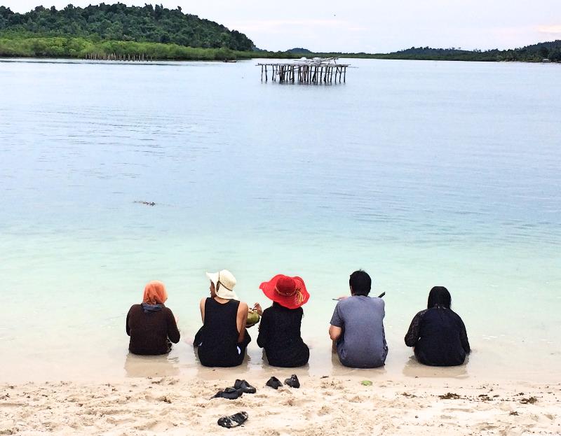 Kalau menunggu sunset dari siang gini pasti perlu musik 