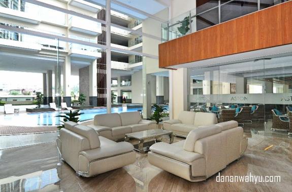 Pemandangan kolam renang dari lobi hotel 