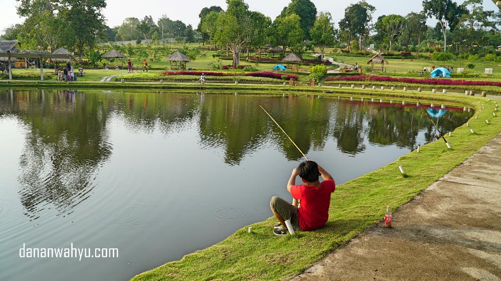 Aktivitas memancing tidak hanya untuk orang dewasa tapi juga anak-anak 