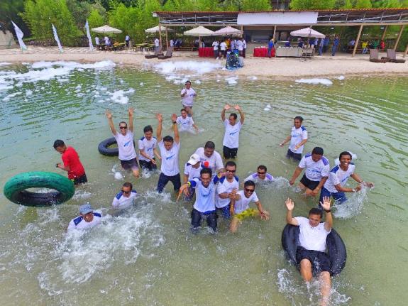 Bermain di kolam air asin Nipah Island Resort