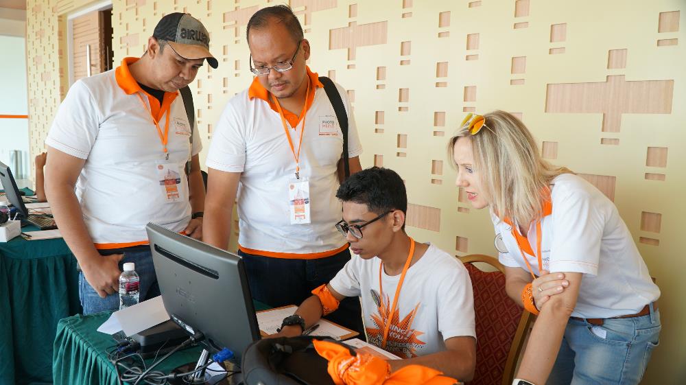 Mengumpulkan foto ke panitia