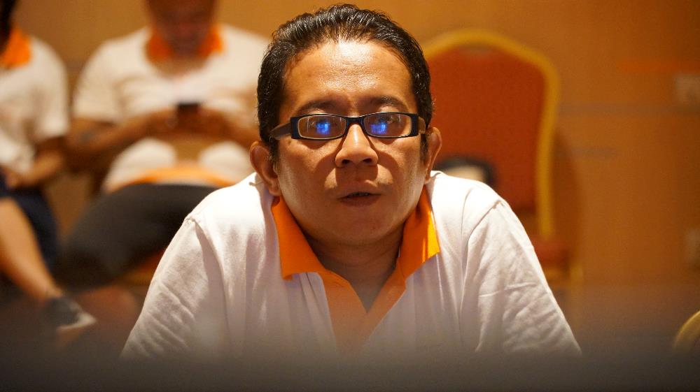 Immanuel Sebayang konsentrasi menilai karya foto