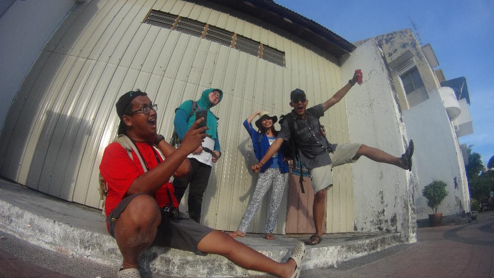 Selalu ada keluarga baru di perjalanan tapi hanya keluarga di rumah yang merindukanmu.