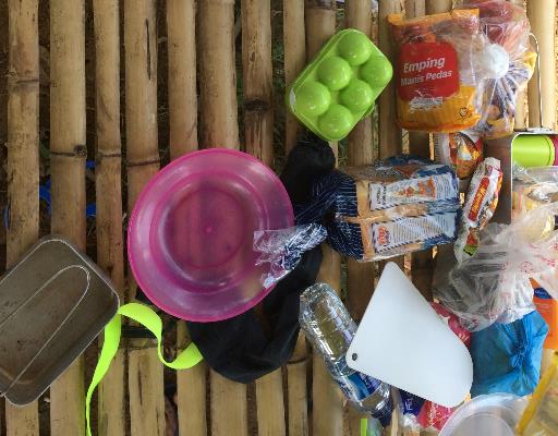 Perbekalan logistik kemah, abaikan barang yang berantakan :D 
