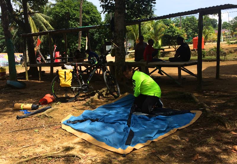 Gelar tenda dulu sebelum memasak 