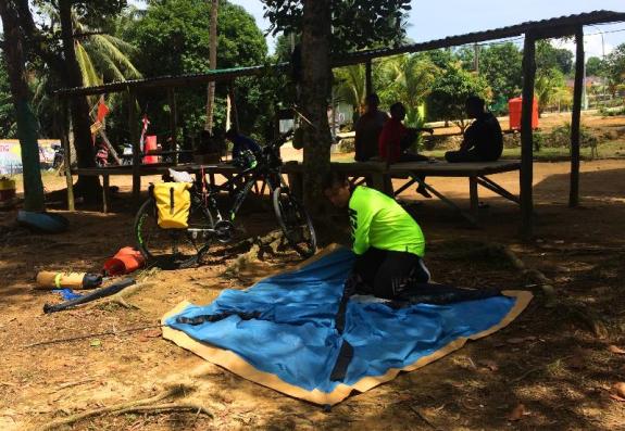 Gelar tenda dulu sebelum memasak