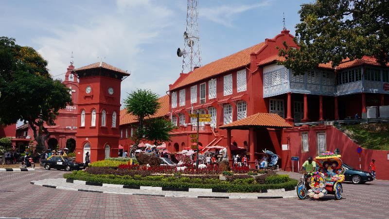 Bagi warga Batam kadang piknik ke Singapura dan Malaysia lebih murah dibandingkan ke Indonesia (timur).