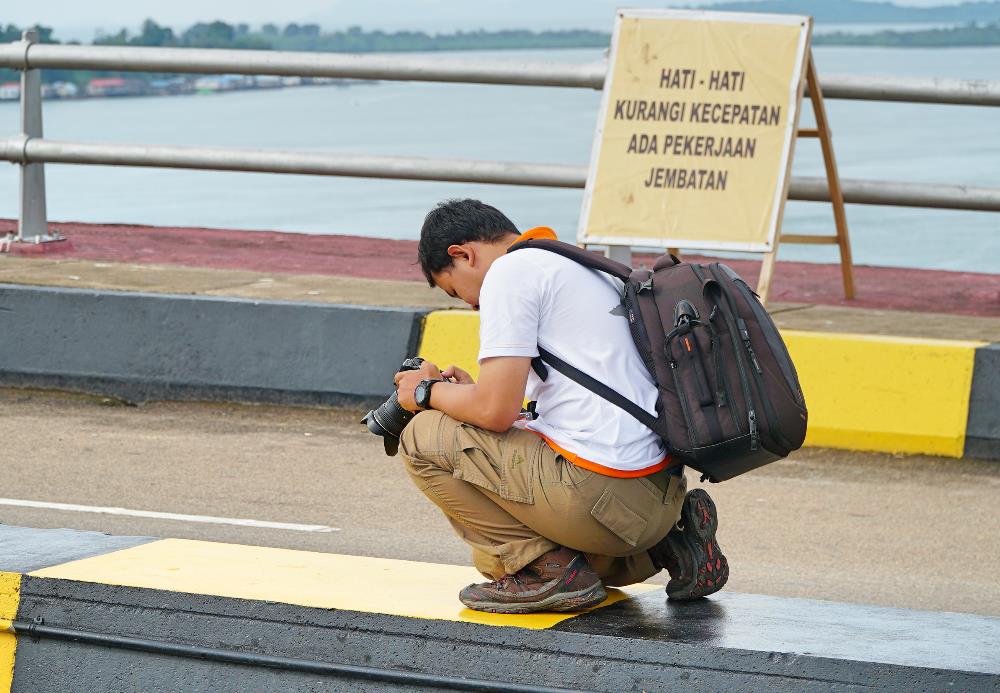 Konsentrasi mensetting kamera sebelum hunting