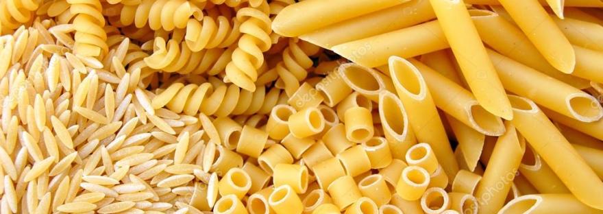 memasak pasta saat berkemah