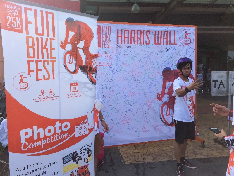 Mari selfie di orange point untuk ikutan lomba foto selfie