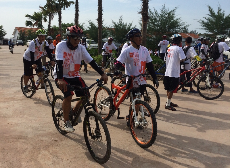 Peserta funbike memasuki kawasan Harris Resort Barelang 