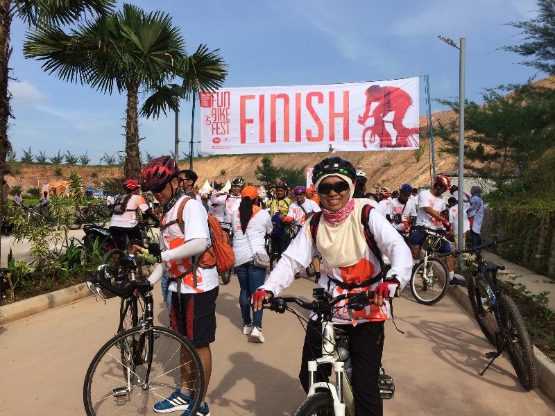 Mejeng manjah ala Mamah Dedek di garis finish 