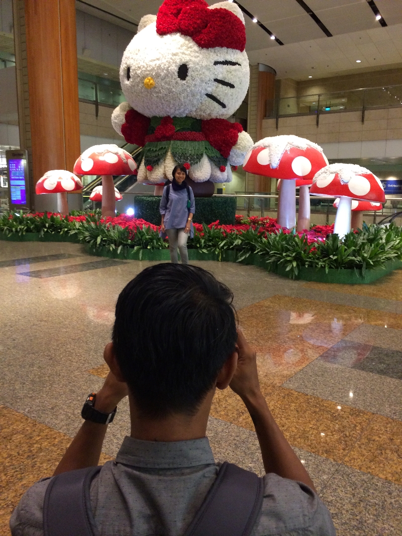 Berpose dulu di depan Hello Kitty
