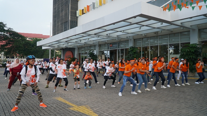 Tua muda ikut berzumba ria di Harris Day 