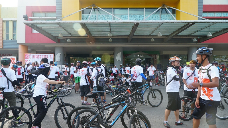 Bersiap di halaman Harris Batam Center 
