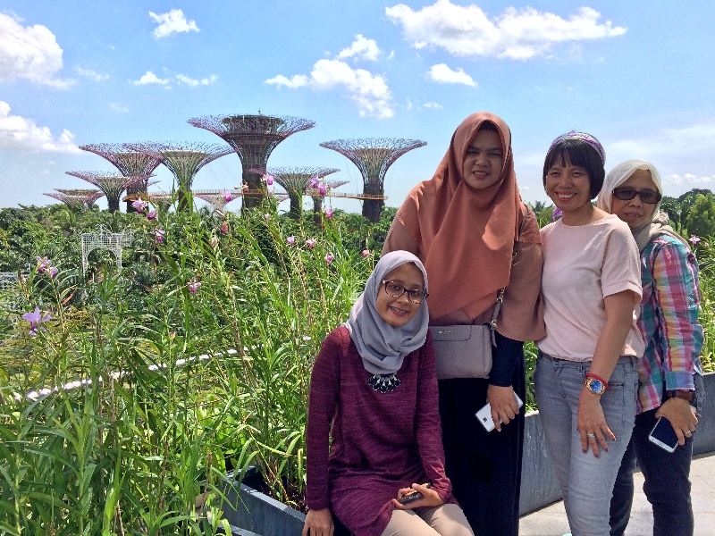 Anggun dan teman-temannya di Garden By The Bay