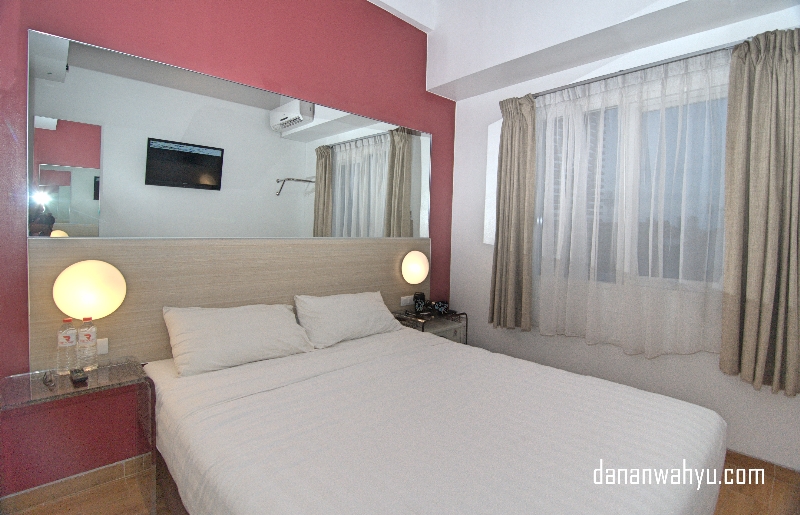 Desain kamar minimalis didominasi warna merah dan putih