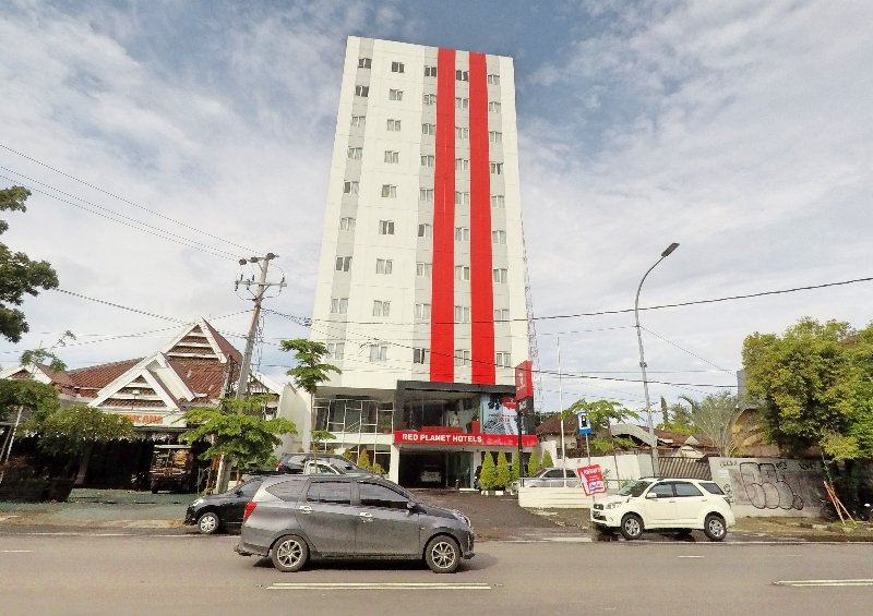 Berada di Jalan Dr Sam Ratulangi , Red Planet Makassar sangat startegis.