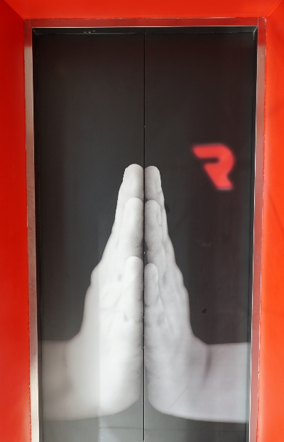Selamat datang di Red Planet Hotel. Lift menyambut tamu 