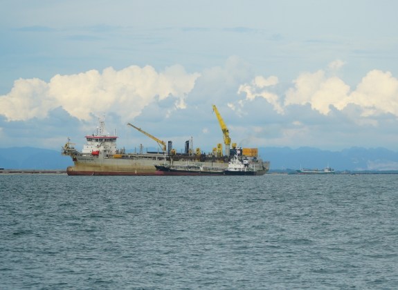 Aktivitas perkapalan di dekat pelabuhan kota Makassar