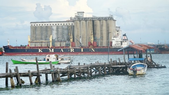 Dari pelantar pulau Kayangan terlihat pelabuhan dengan kapal besar.