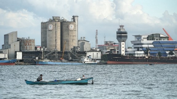 Dari aktivits nelayan ini sepertinya di bawah sana banyak ikan 