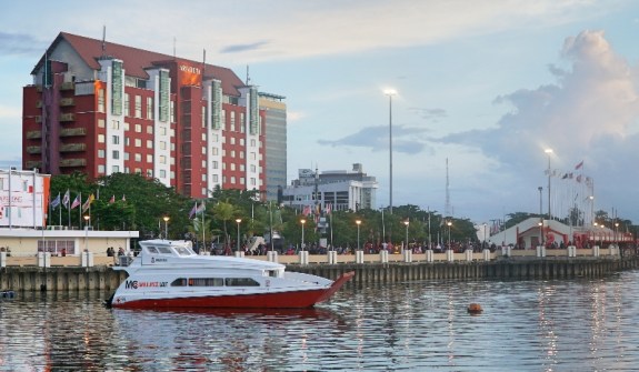 Pantai Losari yang selalu ramai jelang senja