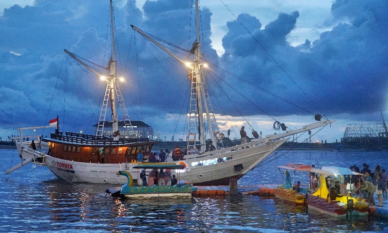 Kapal besar berlabuh di Losari 